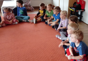 Przedszkolaki siedzą na dywanie